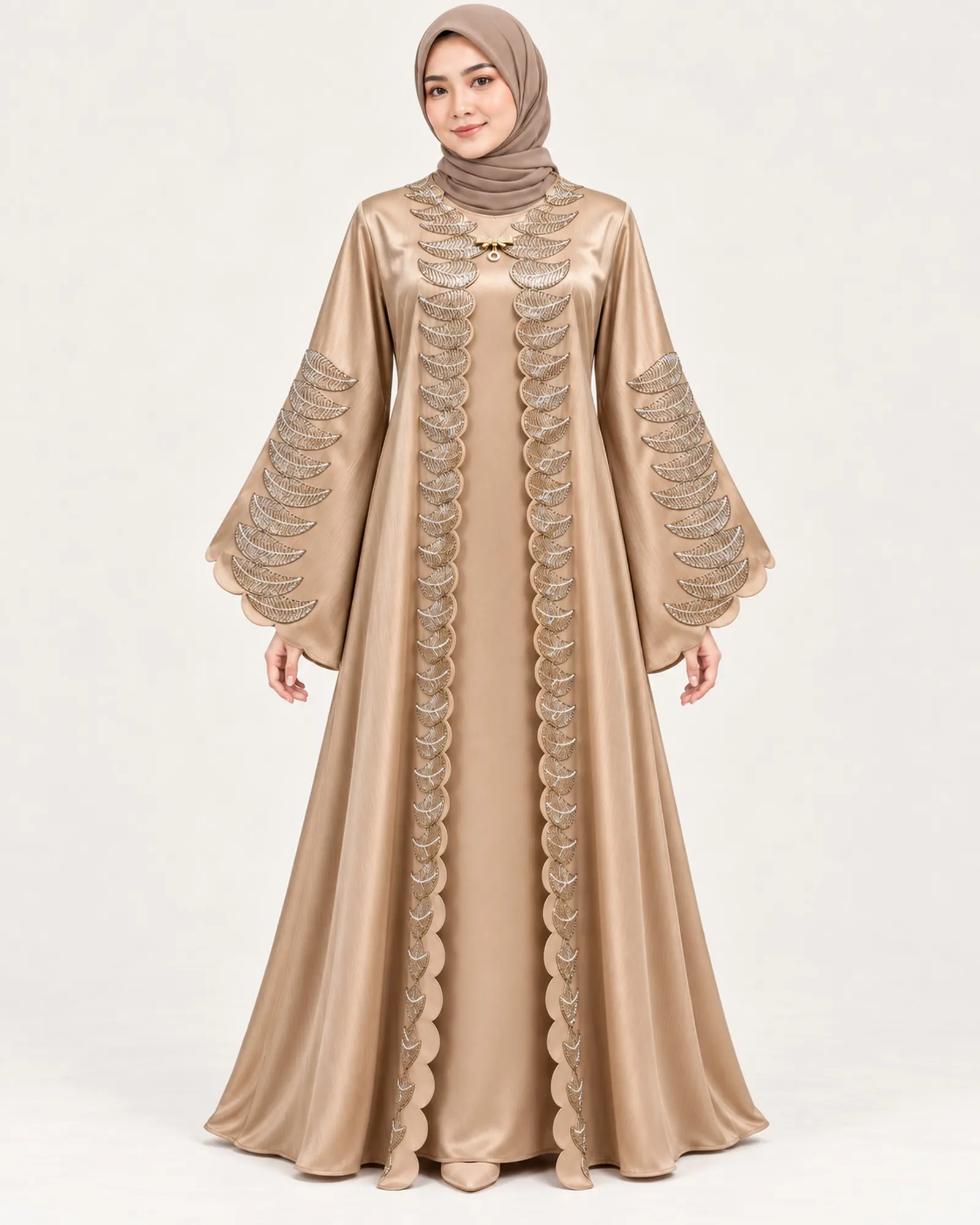 Dahlia Scallop warna Champagne dikenakan model