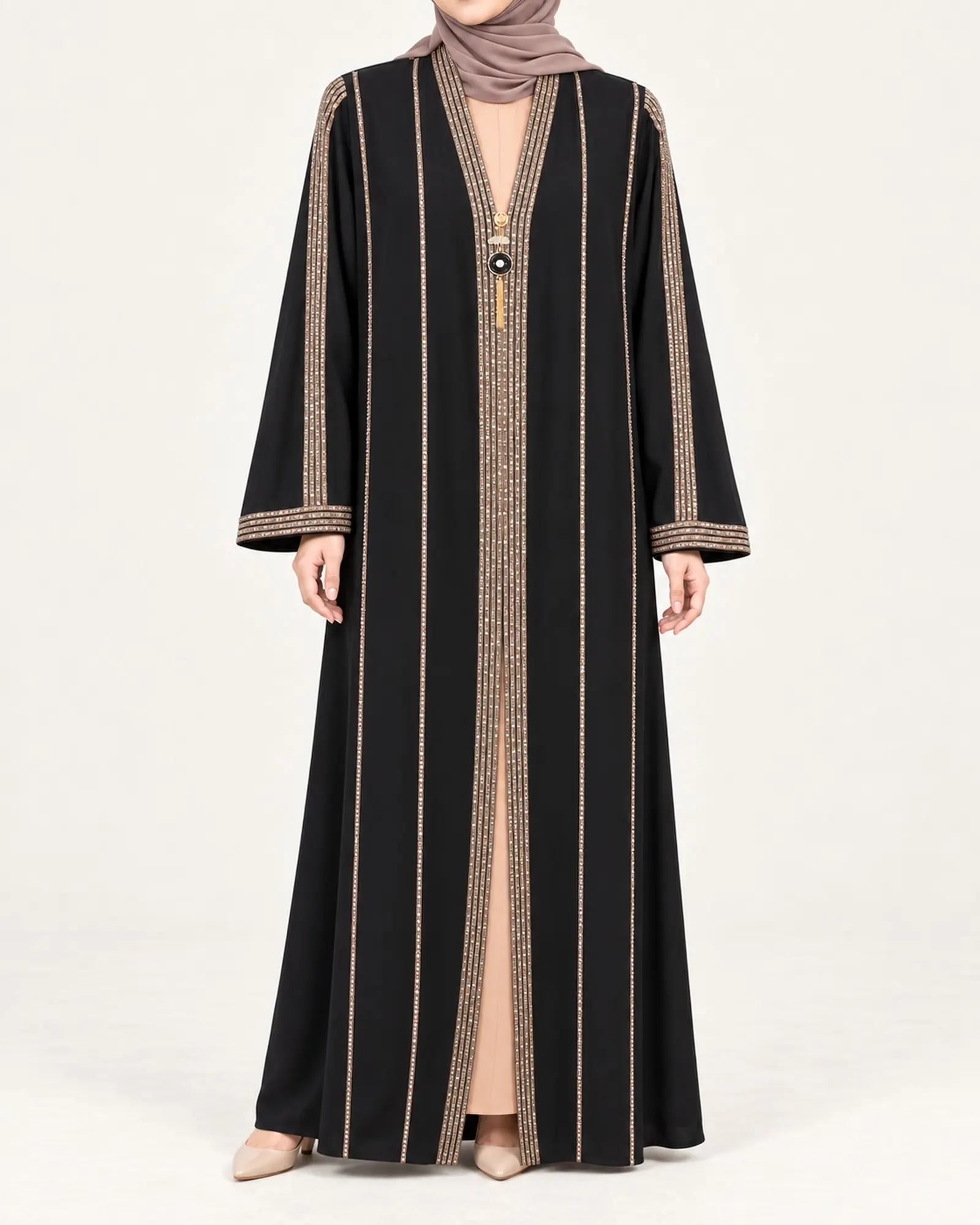 Misnur warna Hitam dikenakan model